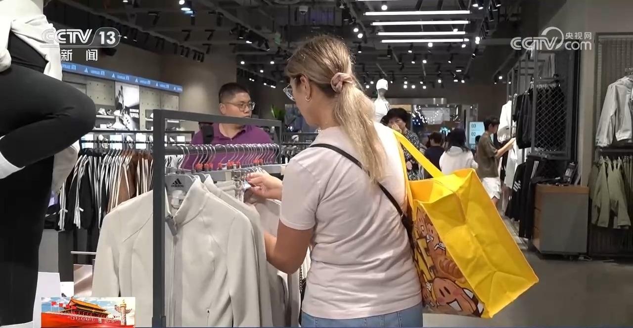 從“中國(guó)游”到“中國(guó)購(gòu)” 外國(guó)游客在中國(guó)都有哪些“心頭好”