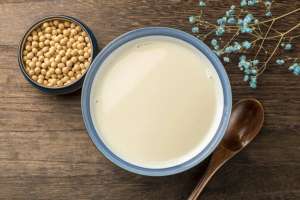 牛奶vs豆?jié){，到底哪個更營養(yǎng)？更適合你？